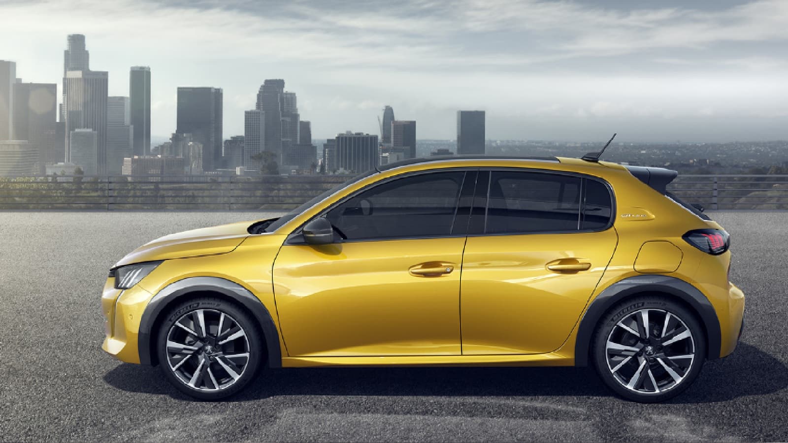 PEUGEOT 208 208 ALLURE 1.6L ABS USB ACTA 17 color dorado
